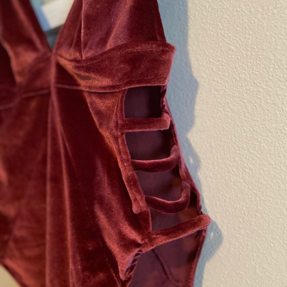 Forever21 CUTEST velvet bodysuit. Sooo flattering. - Picture 3 of 4